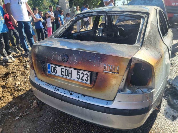 Çorum’da park halindeki araç alev alev yandı