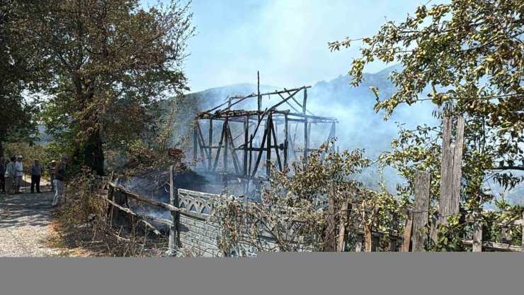 Yakılan anız ahırı yaktı, eve sıçramadan söndürüldü
