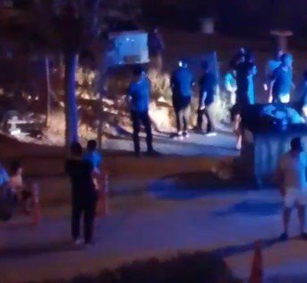 Gece saatlerinde çıkan yangın mahalleliyi sokağa döktü