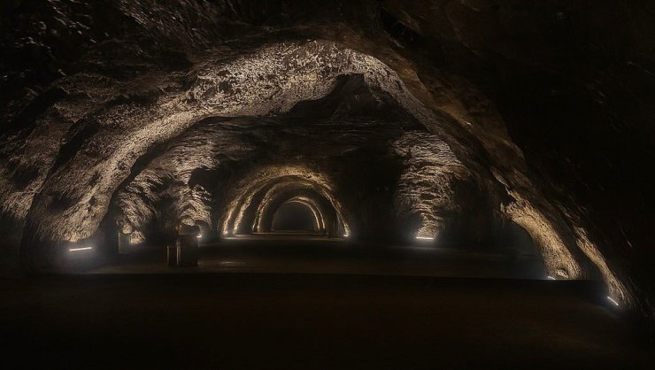 Termometreler 40 dereceyi aştı: Vatandaşlar, serinlemek için yerin 150 metre altına iniyor