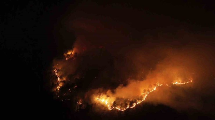 Karabük’te geceyi aydınlatan orman yangını böyle görüntülendi