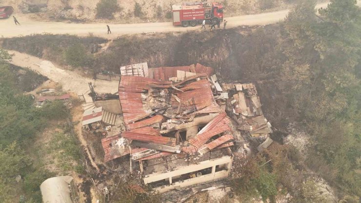 Orman yangınında zarar gören köydeki evler dron ile görüntülendi