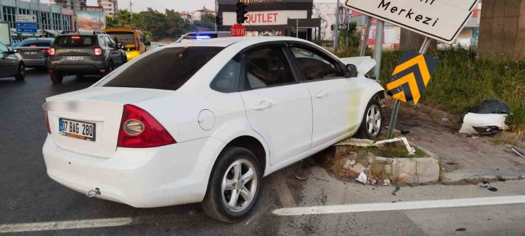 Manavgat’ta iki otomobil kavşakta çarpıştı: 1 yaralı