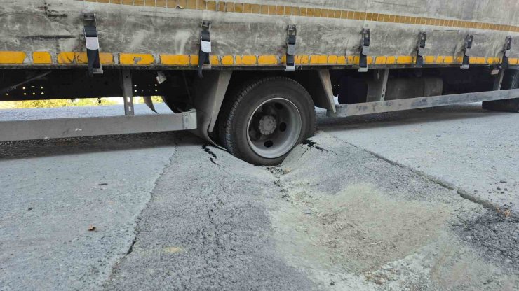 Sultangazi’de İSKİ’nin döktüğü asfalt çöktü: Malzeme yüklü kamyonet çukura düştü