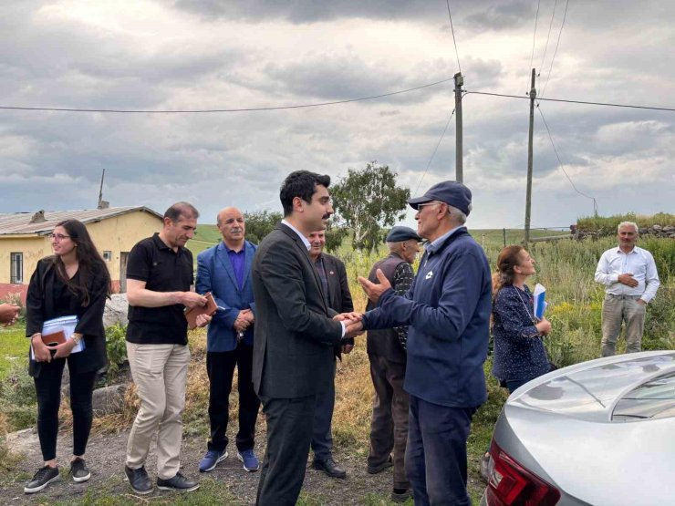 Susuz Kaymakamı Tutal, makamda oturmuyor