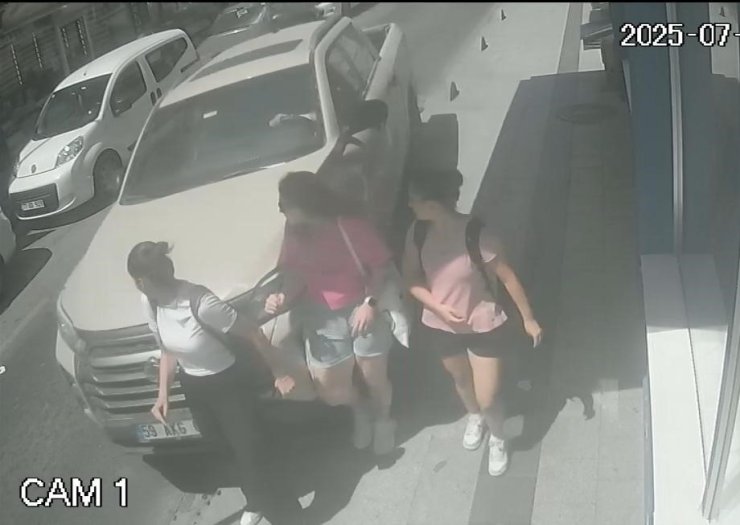 Alkollü sürücü kaldırımda yürüyen yayalara çarptı: 2 yaralı