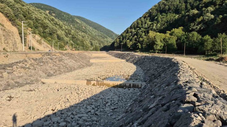 Düzce’nin su ihtiyacını karşılayan Uğur Deresi tamamen kurudu