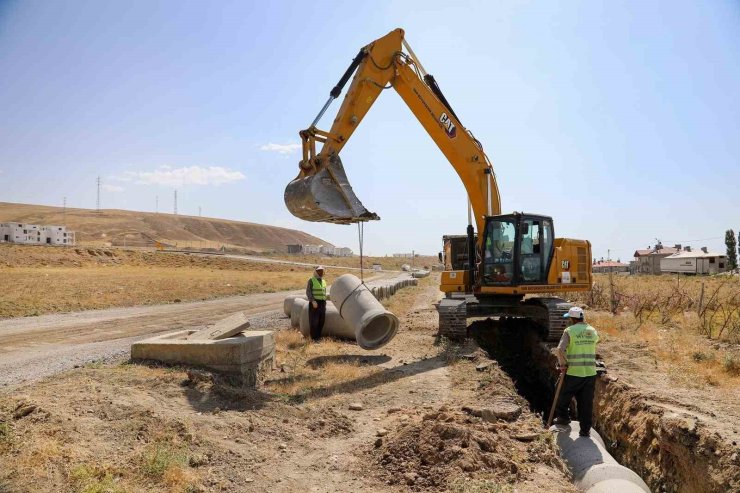 Van Büyükşehir Belediyesi Elmalık Yolu’nda çalışmalarını sürdürüyor