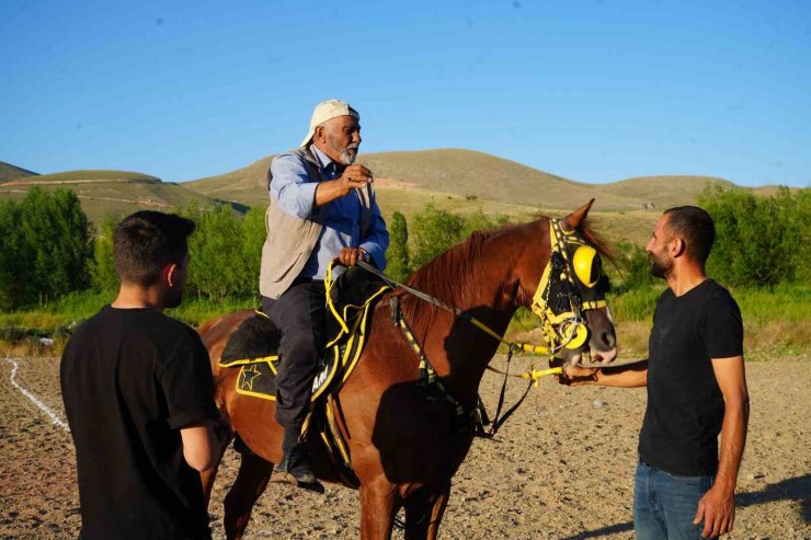 50 yıllık cirit sevdasını üçüncü kuşakta yaşatıyor: 71 yaşındaki usta ciritçi ata sporu ciridi çocuklarına ve torunlarına aktarıyor