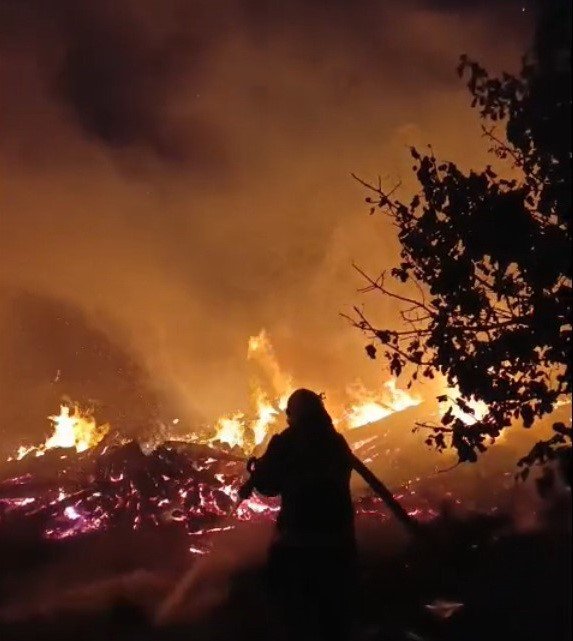 Besni’de iki katlı evde yangın paniği