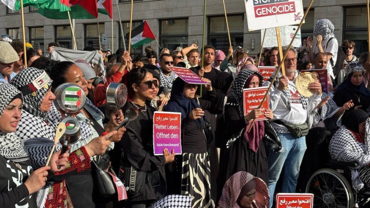 Berlin’deki Mısır Büyükelçiliği önünde "Gazze" protestosu
