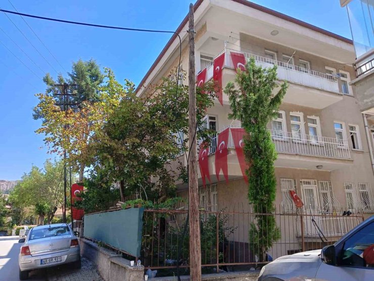 Eskişehir’deki yangında şehit olan Enes Sarıyıldız’ın babası: "Oğlumun hayatı yarım kaldı, kız arkadaşıyla evlenmeyi düşünüyordu"