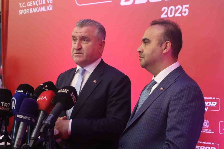 Gençlik ve Spor Bakanı Bak ile Sanayi ve Teknoloji Bakanı Kacır, "Bigg Spor Ödülleri" törenine katıldı