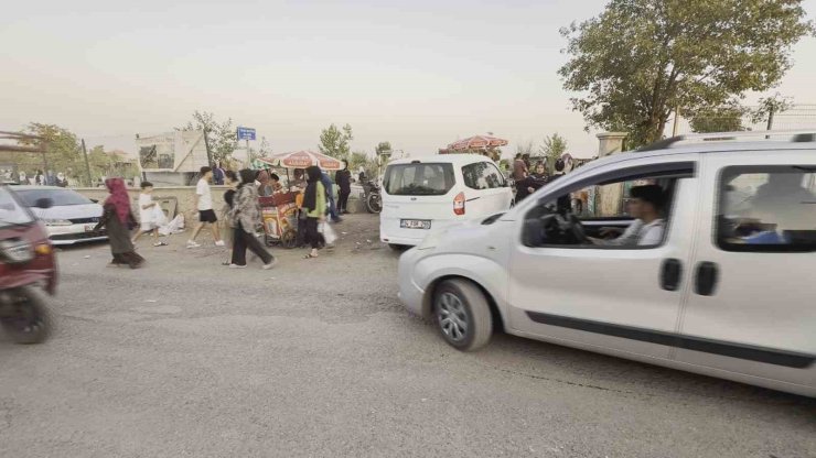 Diyarbakır Yeniköy Mezarlığı’nda araç trafiği ve kirlilik tepki çekiyor