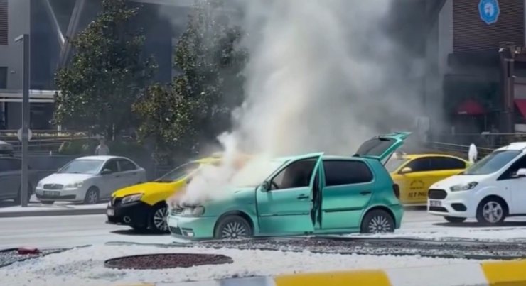 Edirne’de seyir halindeki otomobil alev alev yandı