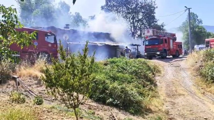 Ev alevler içinde kaldı, uyuyakalan ev sahibini çevredekiler kurtardı