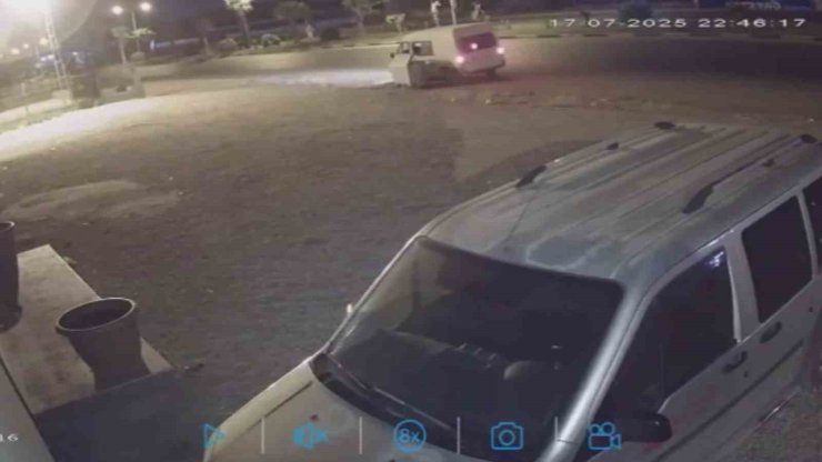 Hırsızların yol kenarında duran çöp konteynerini araca yükleyip çaldığı anlar kamerada