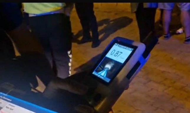 Polisten kaçan ehliyetsiz alkollü sürücünün yakınları gazetecilere saldırdı