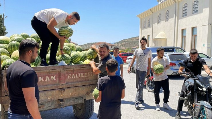Tonlarca karpuzu satın alarak ücretsiz dağıttı