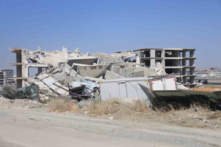 Deprem etkisi yaşatan 12 katlı binanın yerle bir olduğu anlar kamerada