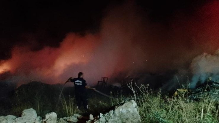 Didim’de siteler arasında çıkan yangın korkuttu