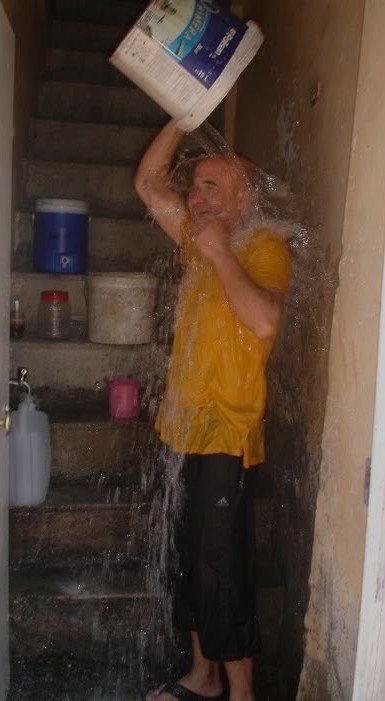 Sıcaklığa dayanamadı kafasından aşağı kovayla su döktü