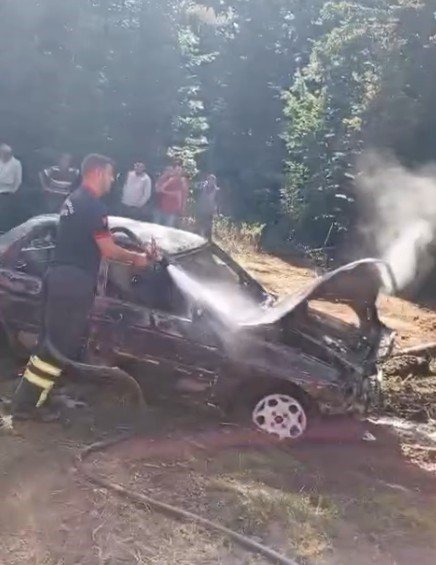 Kastamonu’da otomobilde çıkan yangın ormana sıçradı