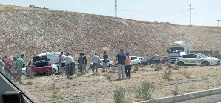 Otomobiller çarpıştı: 7 yaralı