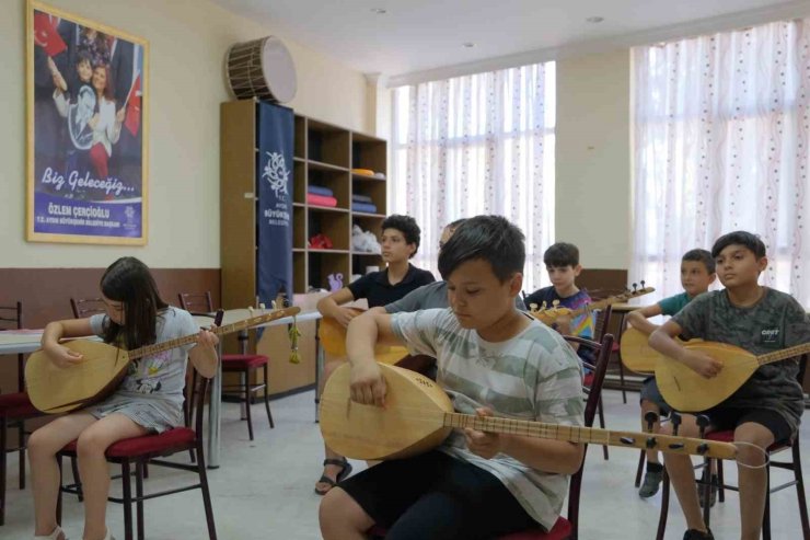 Başkan Çerçioğlu’ndan gençlere kültürel destek