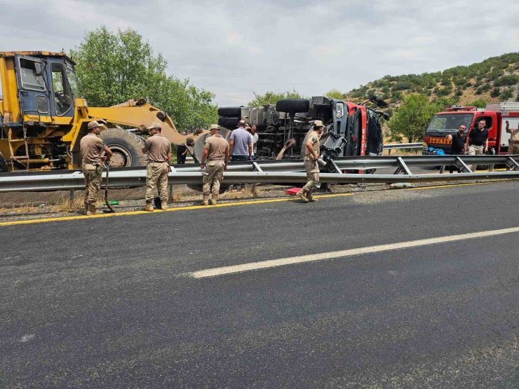 Yangına giden itfaiye aracı devrildi: 1’i ağır 3 yaralı