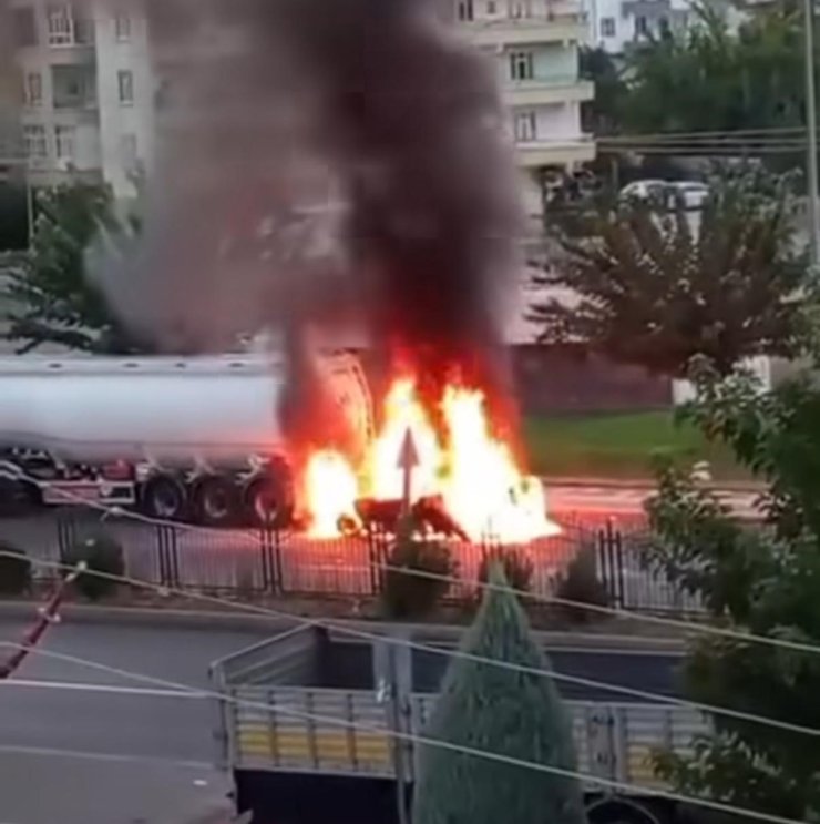 Diyarbakır’da alevlere teslim olan otomobil patladı