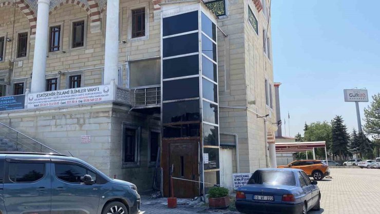 Cami avlusunda araçla birlikte yanan asansör onarılmayı bekliyor