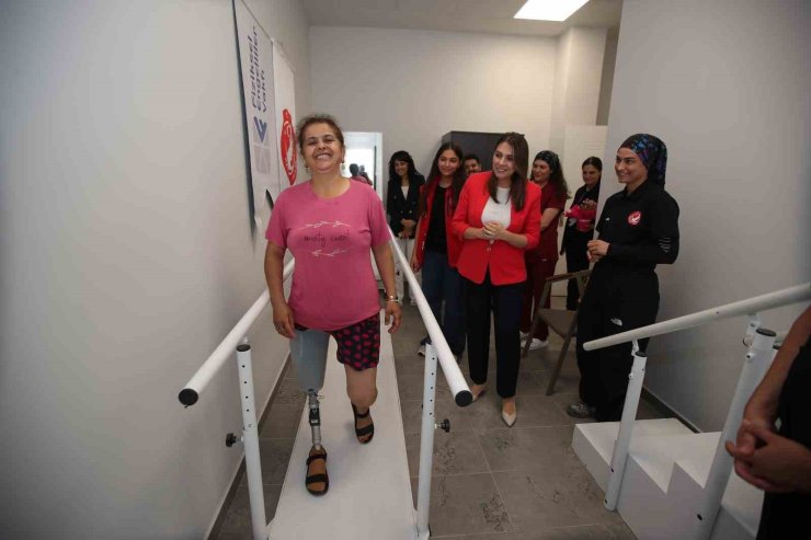 Esra Masatlı, Engelli Sosyal Girişimcilik Merkezi’nde tedavi olan vatandaşlarla bir araya geldi