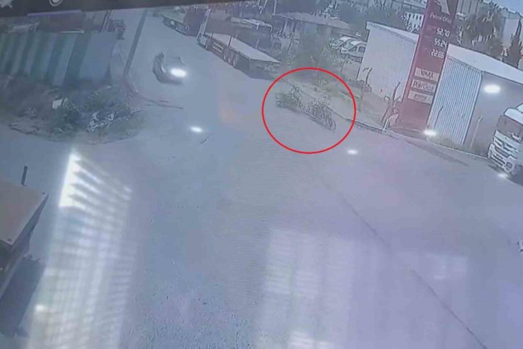 Motosikletlerin çarpışmasıyla yere savruldular