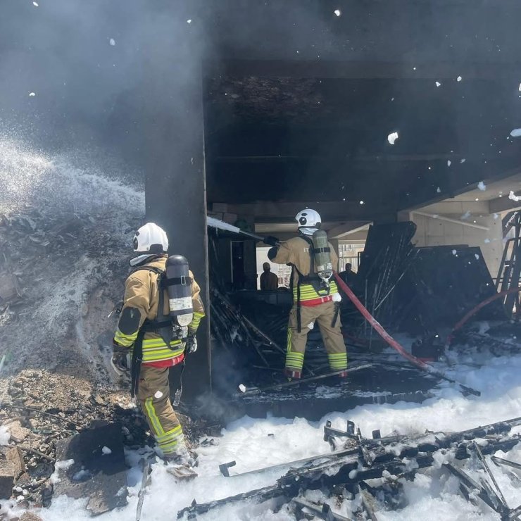 Antakya’da şantiyede çıkan yangın büyümeden söndürdü