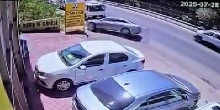 Sultanbeyli’de kontrolden çıkan otomobil ağaçlık alana uçtu