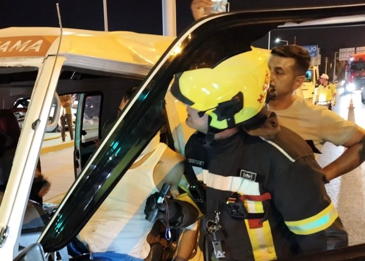 Araçta sıkışan sürücüyü itfaiye kurtardı