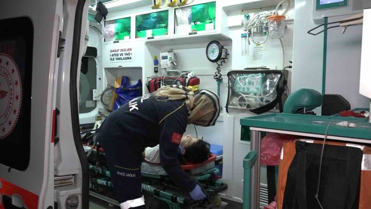 Yardım için yola çıkan baba-oğul kaza yaptı