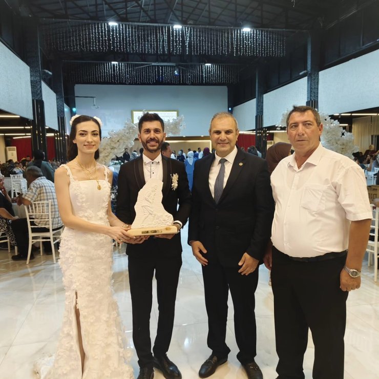Başkan Dilsiz, genç çiftlerin mutluluğuna ortak oldu