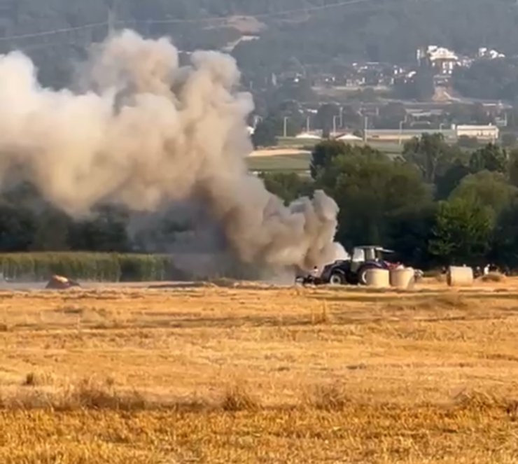Bolu’da balya makinesi yandı, tarlada anız yangını çıktı