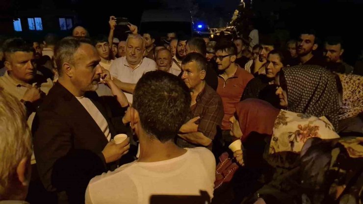 Susuz kalan 3 köyün sakinleri yol kapattı