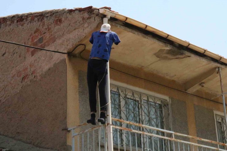 Evin balkonuna cansız manken asıldı, görenler ilk bakışta ceset sandı