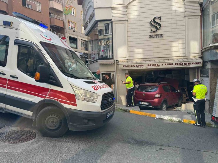 Giresun’da otomobil dükkana girdi: 1 yaralı