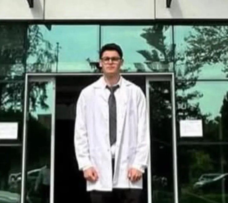 Hastanede kalp krizi geçirerek vefat eden 24 yaşındaki doktor, 8 ay önce trafik kazasında ölen annesinin yanına defnedildi