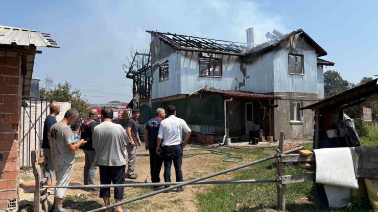 Sakarya’da iki katlı ev alev topuna döndü