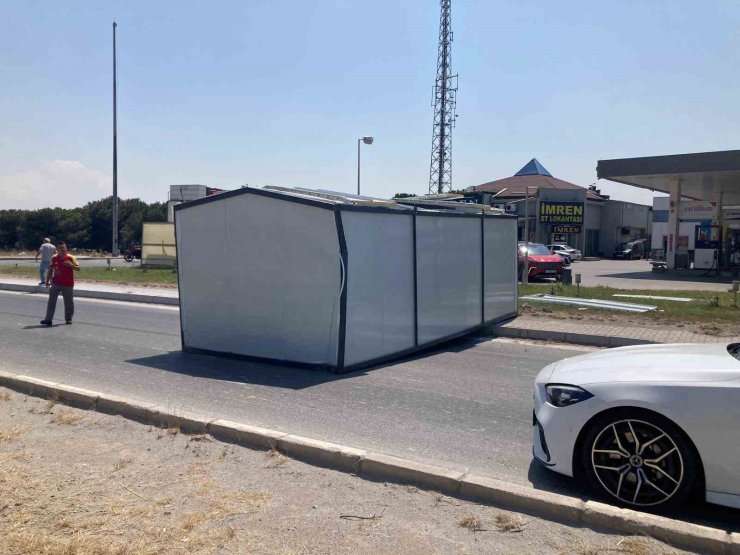 Bandırma’da tırdan düşen konteyner trafiği aksattı