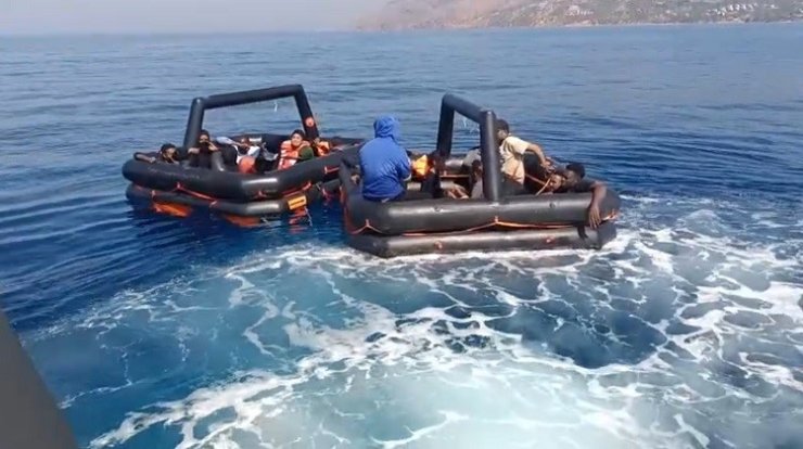 Yunan unsurları 2 can salı içindeki 19 kaçak göçmeni ölüme terk etti