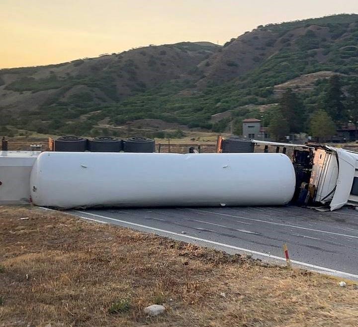 Erzincan’da devrilen kimyasal gaz yüklü tır ulaşımı 3 saat aksattı