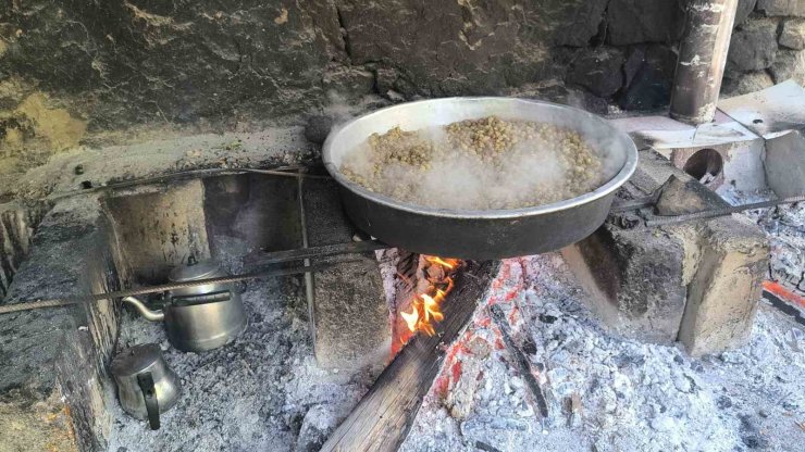 Erzurum Uzundere’de pekmez kazanları kaynıyor