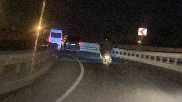 Arka ışıkları yanmayan motosikletli hem kendisini hem de trafiği tehlikeye düşürdü